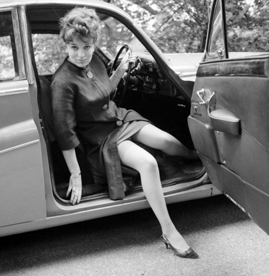 vintage-lady-in-car-6